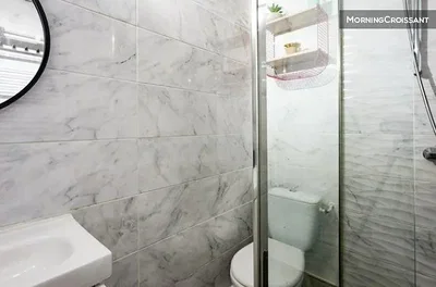 Toilet; tegelvloer, gerenoveerd, natuurlijk licht