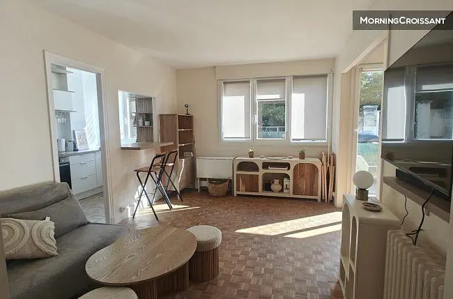 Wohnzimmer; tageslicht, holzboden