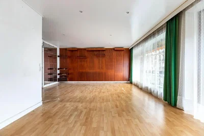Wohnzimmer; holzboden, tageslicht