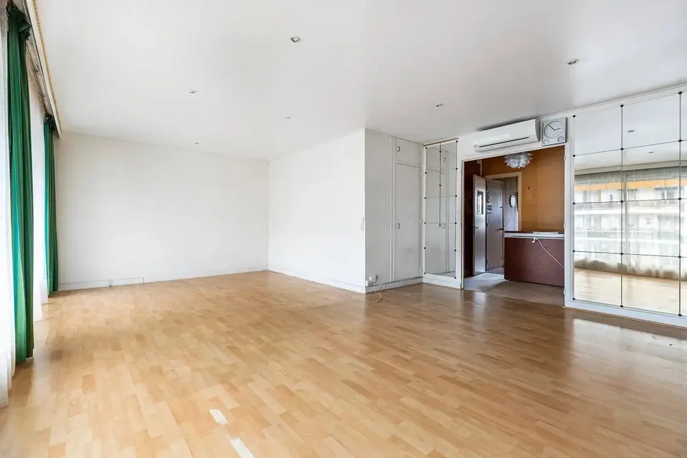 Wohnzimmer; holzboden, tageslicht
