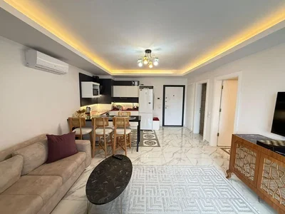 Woonkamer; natuurlijk licht, tegelvloer, keukenapparatuur