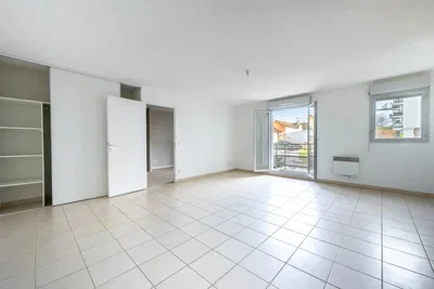 Wohnzimmer; fliesenboden, tageslicht
