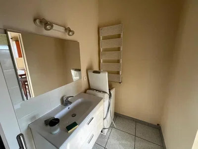 Banyo; fayans zemin, doğal ışık
