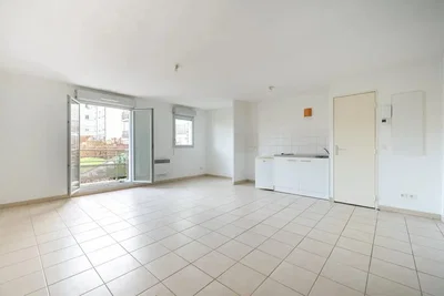 Wohnzimmer; fliesenboden, tageslicht