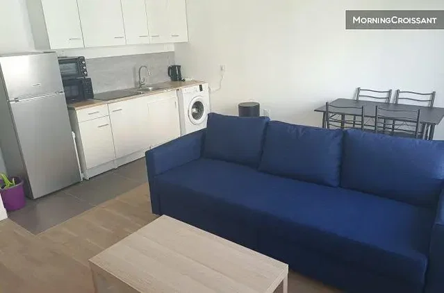 Woonkamer; keukenapparatuur, tegelvloer, natuurlijk licht