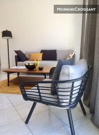 Woonkamer; tegelvloer, natuurlijk licht, moderne stijl