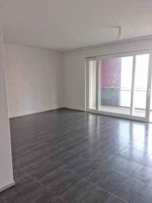 Wohnzimmer; fliesenboden, tageslicht