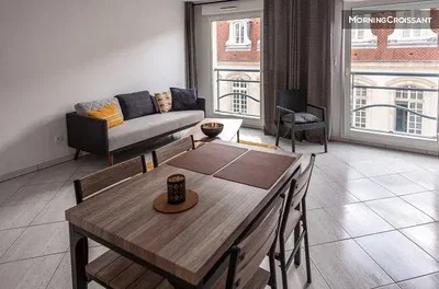 Woonkamer; tegelvloer, natuurlijk licht, moderne stijl