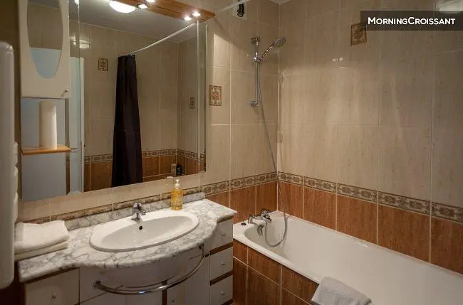 Badkamer; tegelvloer, gerenoveerd, natuurlijk licht