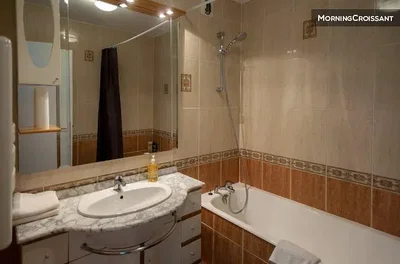 Badkamer; tegelvloer, gerenoveerd, natuurlijk licht