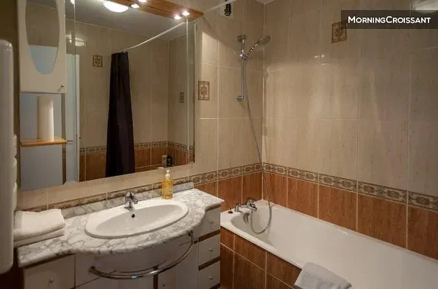 Badkamer; tegelvloer, gerenoveerd, natuurlijk licht