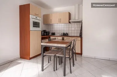 Keuken; tegelvloer, keukenapparatuur, natuurlijk licht