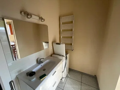 Banyo; fayans zemin, doğal ışık