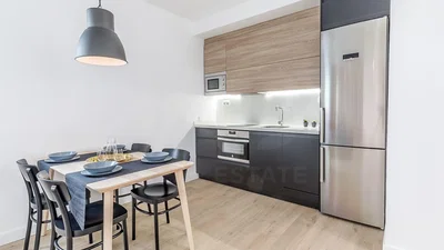 Keuken; keukenapparatuur, houten vloer, gerenoveerd, natuurlijk licht