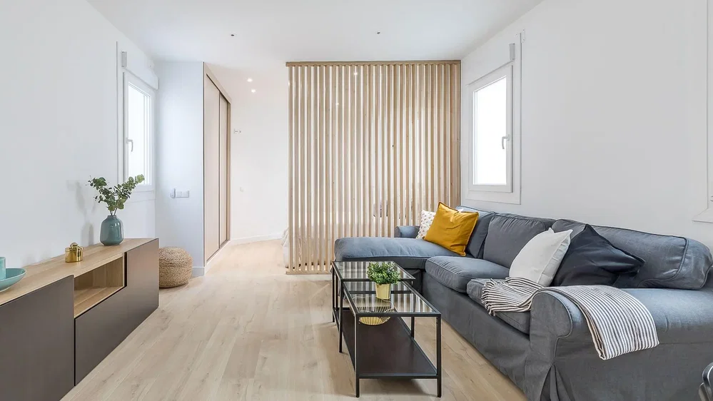 Woonkamer; natuurlijk licht, houten vloer, moderne stijl
