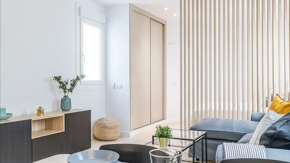 Woonkamer; natuurlijk licht, moderne stijl, houten vloer