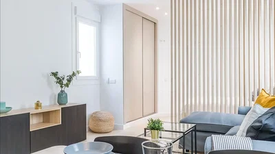 Woonkamer; natuurlijk licht, moderne stijl, houten vloer