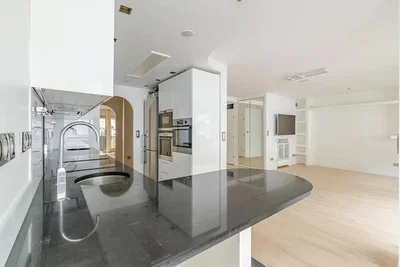 Küche; küchengeräte, holzboden, tageslicht, moderner stil