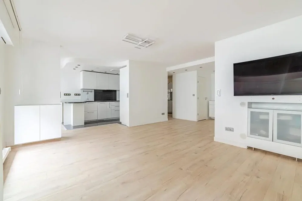 Wohnzimmer; holzboden, tageslicht, moderner stil, küchengeräte
