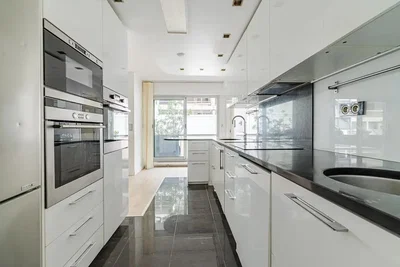 Küche; küchengeräte, fliesenboden, tageslicht, renoviert, moderner stil