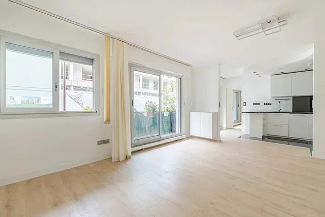 Living room; wood floor, natural light, modern style, kitchen appliances