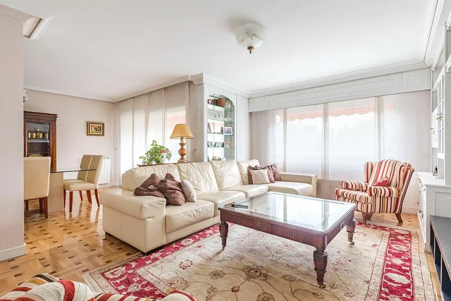 Хол; естествена светлина, дървен под