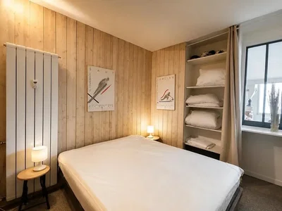Schlafzimmer; holzbalken, tageslicht, rustikaler stil
