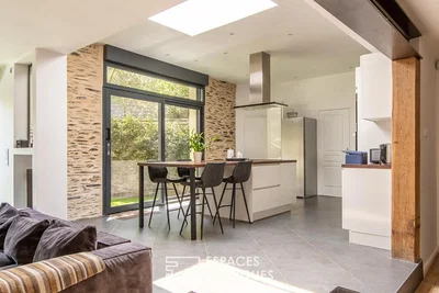 Wohnzimmer; tageslicht, fliesenboden, moderner stil, küchengeräte