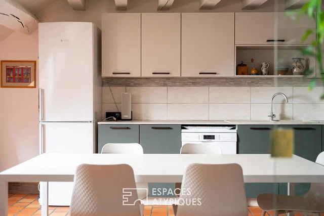 Cucina; elettrodomestici, pavimento in piastrelle, ristrutturato, luce naturale