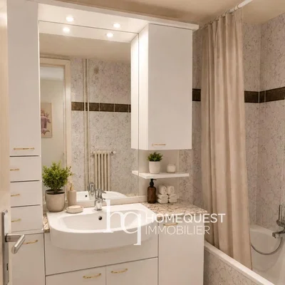 Banyo; fayans zemin, tadilatlı, doğal ışık