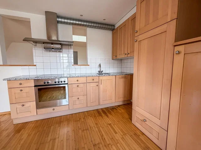 Cucina; pavimento in legno, elettrodomestici