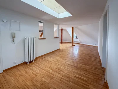 Camera dei bambini; pavimento in legno, luce naturale