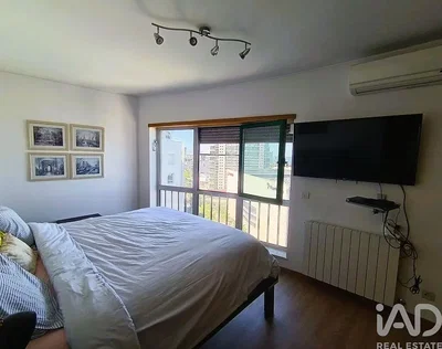 Yatak odası; doğal ışık, ahşap zemin, modern stil