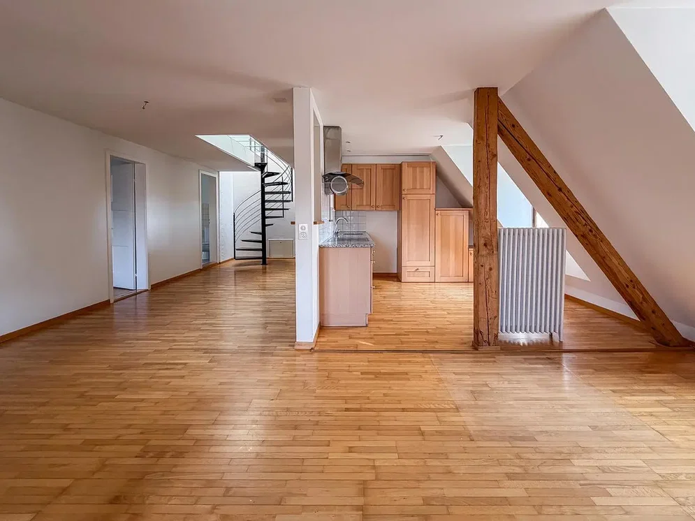 Soggiorno; pavimento in legno, luce naturale