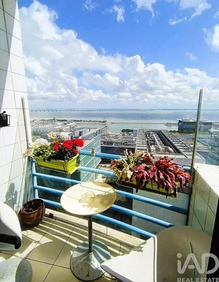 Balkon; manzara, fayans zemin, doğal ışık