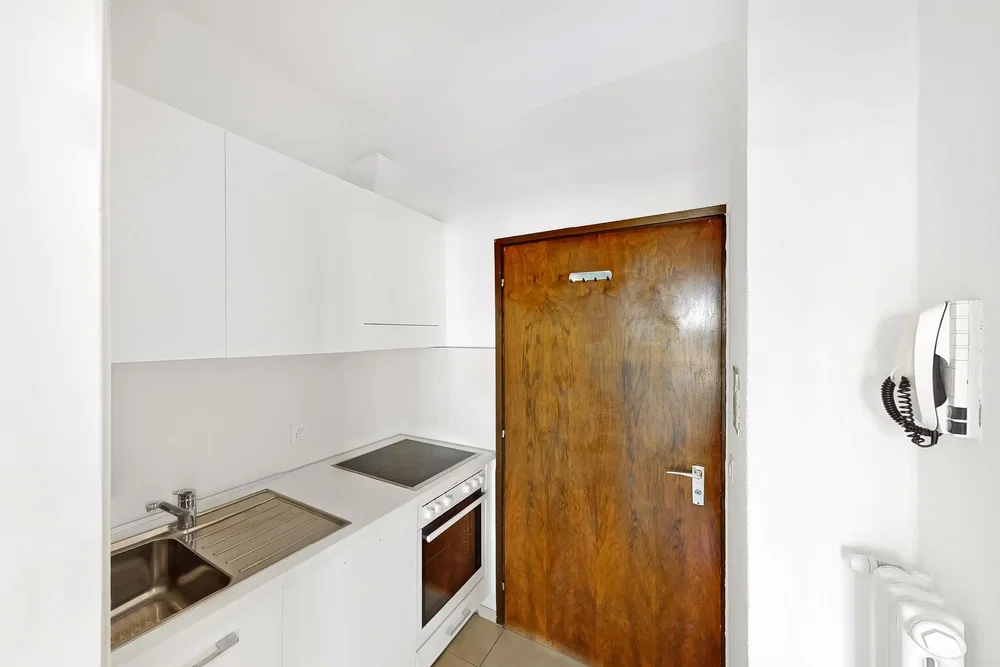 Cucina; elettrodomestici, pavimento in piastrelle