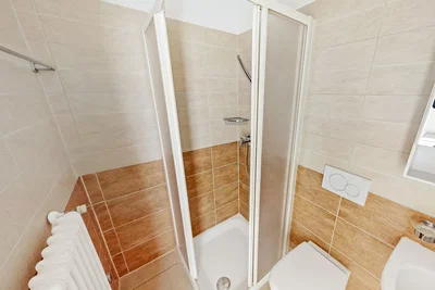 Bagno; pavimento in piastrelle, ristrutturato, luce naturale