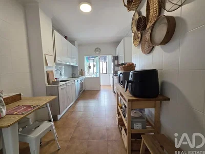 Кухиња; кухињски апарати, плочице, природно светло