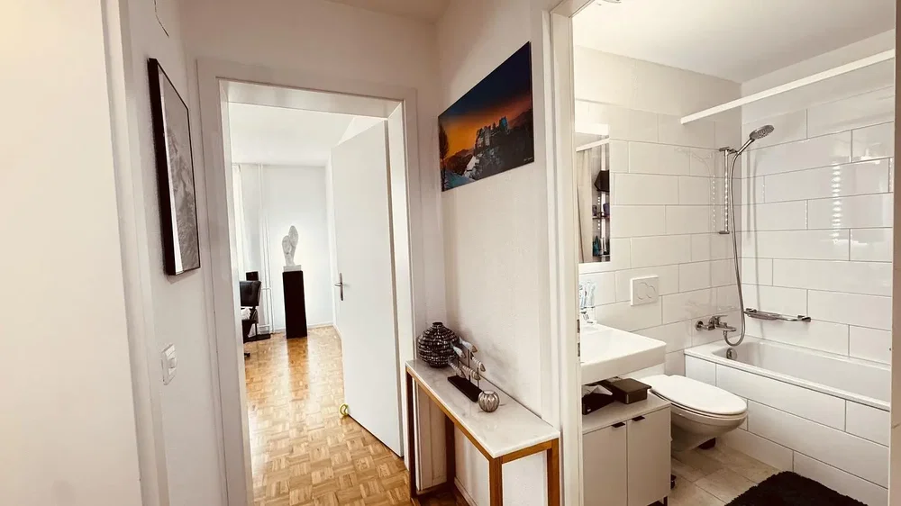 Bagno; pavimento in piastrelle, luce naturale, ristrutturato