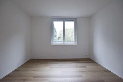 Camera da letto; pavimento in legno, luce naturale