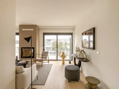 Obývací pokoj; přirozené světlo, krb, dřevěná podlaha, moderní styl