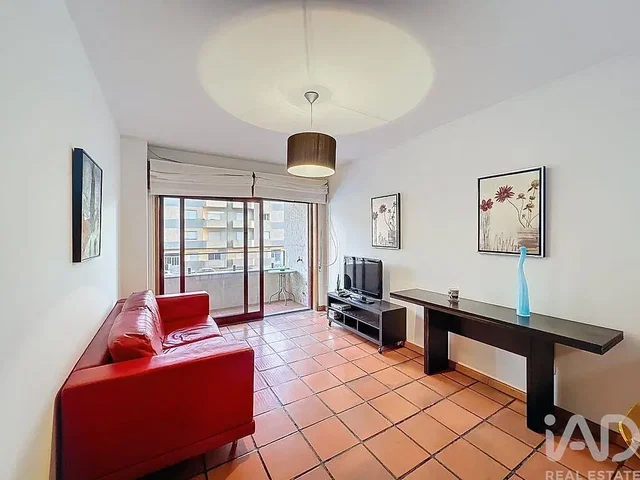 Sala de estar; chão de azulejo, luz natural, estilo moderno
