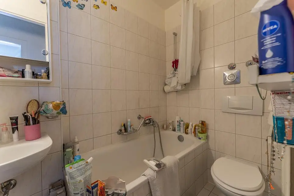 Badezimmer; fliesenboden, renovierungsbedürftig, tageslicht