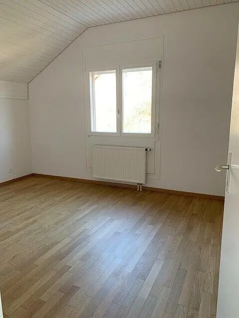 Schlafzimmer; holzboden, tageslicht