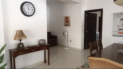 Obývací pokoj; dřevěná podlaha, moderní styl, přirozené světlo