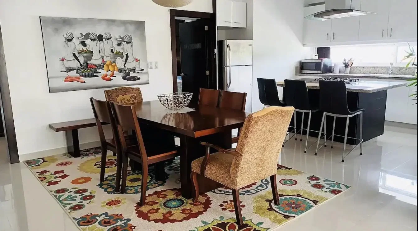 Kuchyně; kuchyňské spotřebiče, dlažba, přirozené světlo