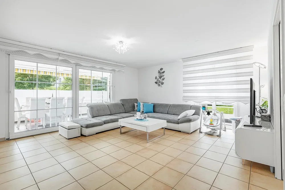 Salon; carrelage, lumière naturelle
