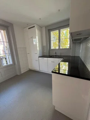 Küche; fliesenboden, tageslicht, blick