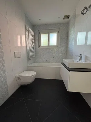 Badezimmer; fliesenboden, renoviert, tageslicht