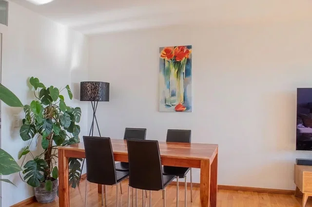 Salon; podłoga drewniana, światło dzienne, styl nowoczesny